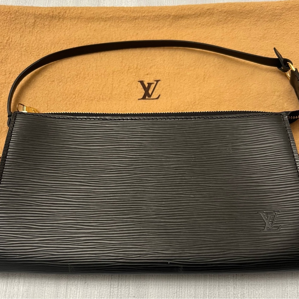 AUTHENTIC LOUIS VUITTON EPI LEATHER POCHETTE